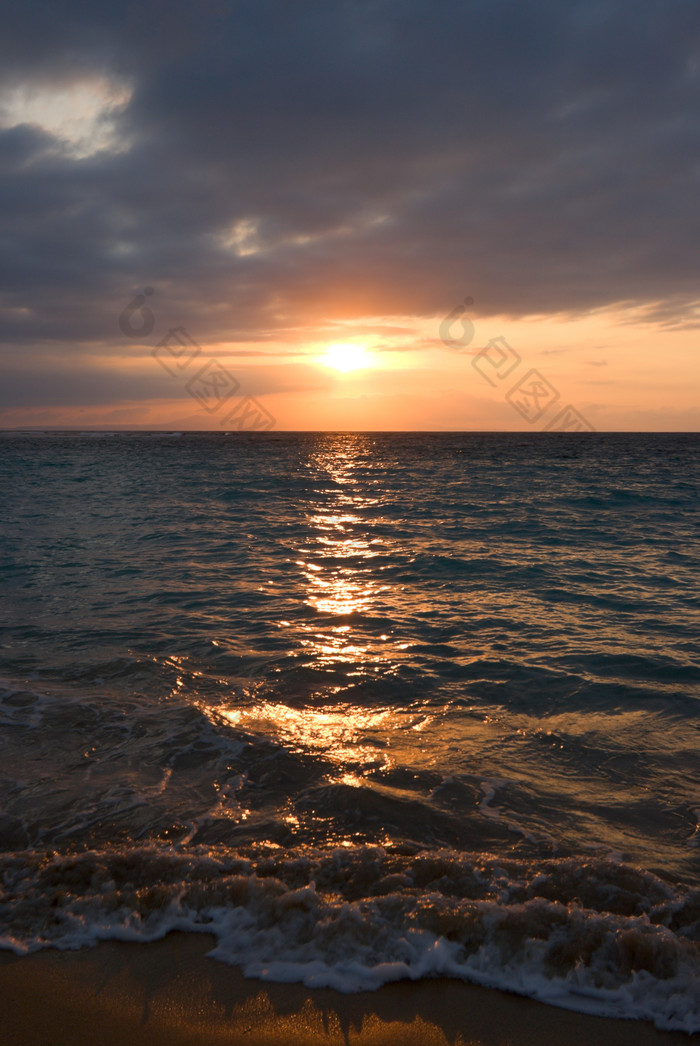 黄昏的海面摄影图片