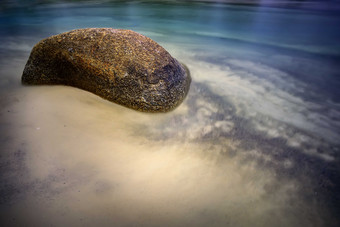 海滩沙滩上的岩石摄影图