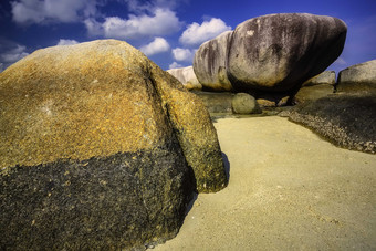 海滩上的细砾岩石摄影图