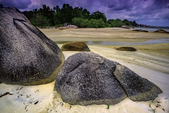 海滩美好的云彩沙滩上的岩石摄影图