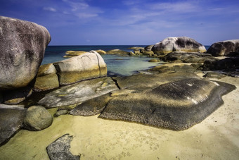 蓝天海滩细砾岩石摄影图