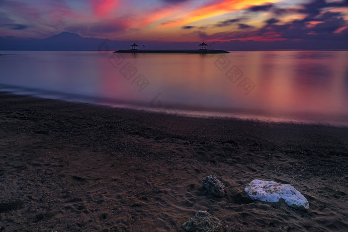 夕阳下晚霞海滩美景图