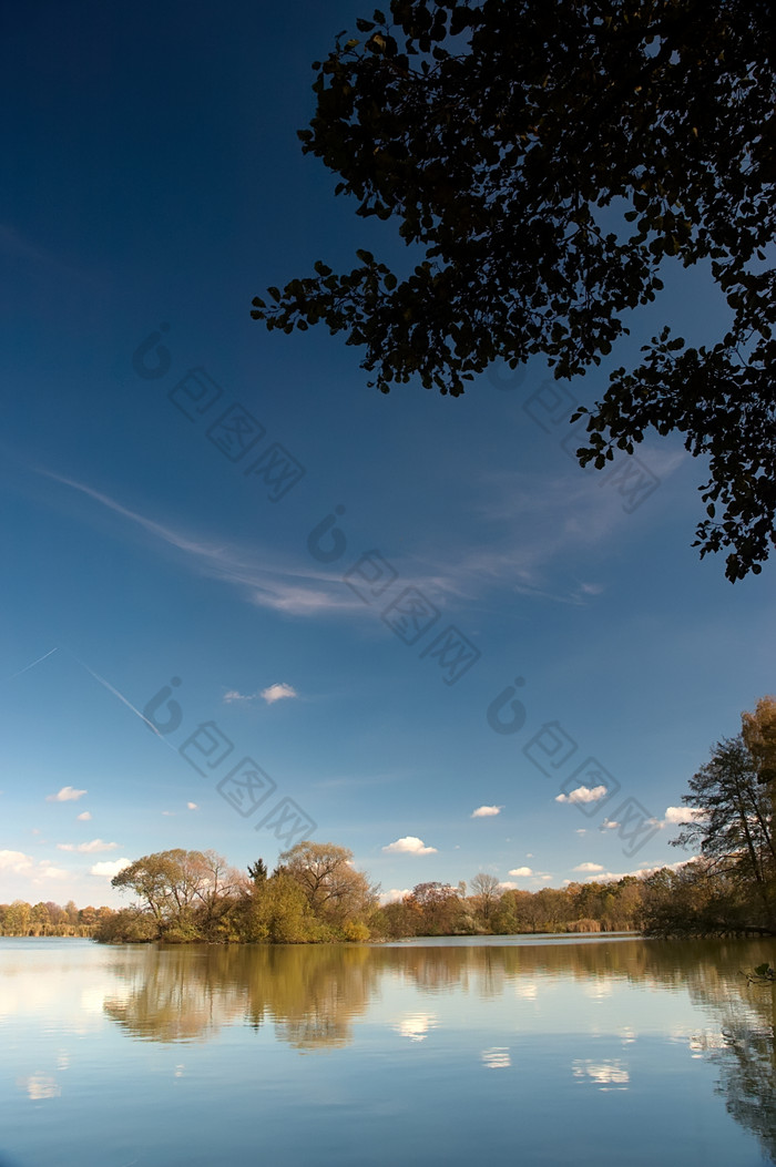 户外景色蓝天下的河流摄影图