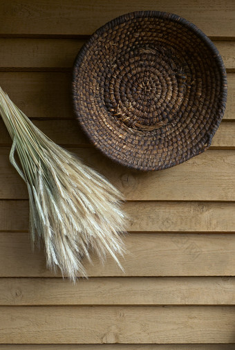中国传统手工艺篮子麦子摄影图