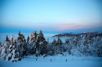 <strong>冬</strong>季雪后唯美的山林摄影图片