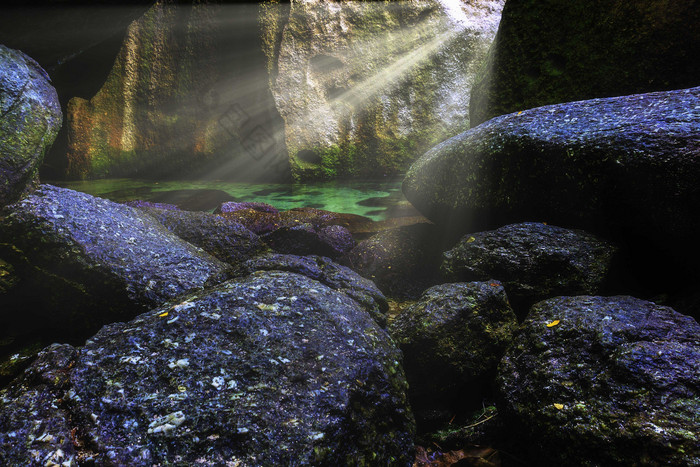山间岩石透过阳光摄影图