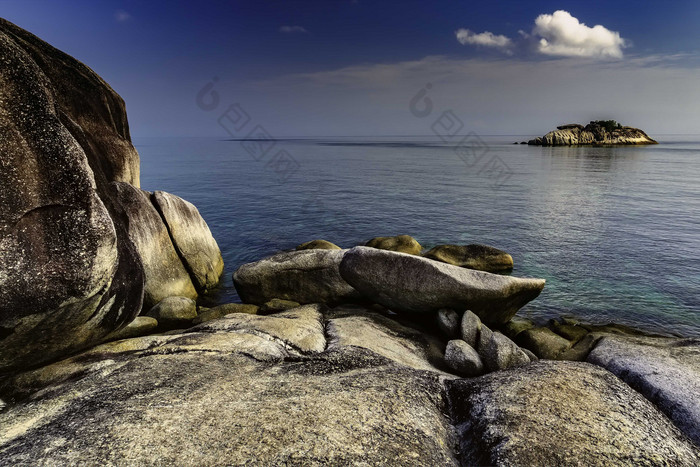 蓝天海水海边岩石摄影图
