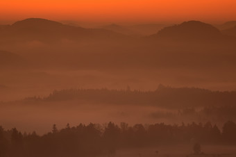 多雾的森林山林摄影图片