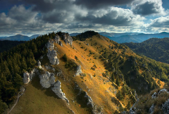 秋季山峰森林自然景色摄影图