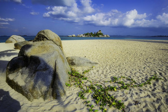 海边美丽的沙滩上石头摄影图