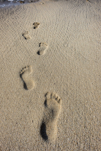 一人在沙滩上留下脚印摄影图