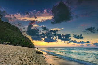 夕阳余光下的海洋海滩摄影图