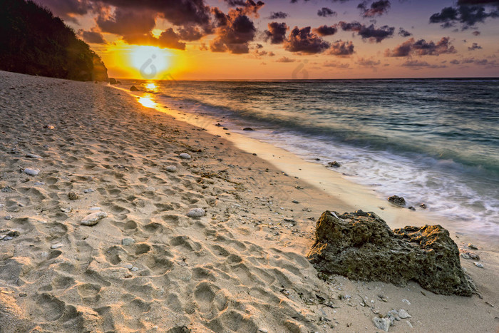 大自然夕阳下的海洋海滩摄影图