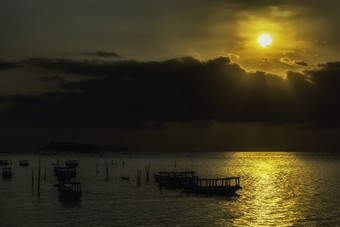 海滩沙滩黑暗夕阳下<strong>的</strong>渔船摄影图