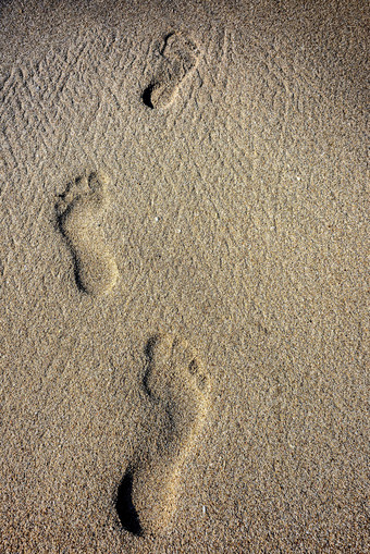 独自一人在沙滩上留下脚印摄影图