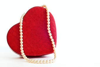 心型礼盒珍珠项链奢侈礼物摄影图