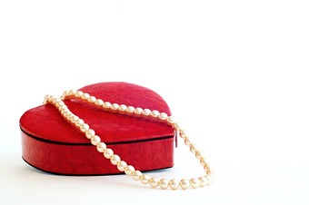 心型礼盒珍珠项链礼物摄影图