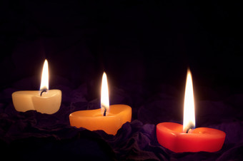 祈祷祝福点燃蜡烛摄影图