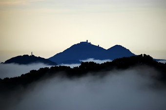 户外景色水墨画山岳摄影图