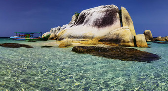 大海碧水水纹海上礁石摄影图