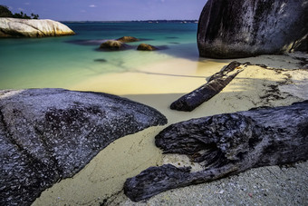 亚洲海滩碧水卵石摄影图