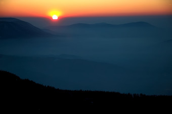 天空太阳日落的山景摄影图片