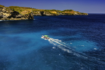蓝蓝的海水上的小艇摄影图