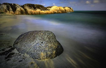 海岸边上的岩石摄影图