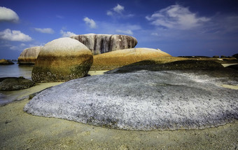海滩卵石云彩摄影图