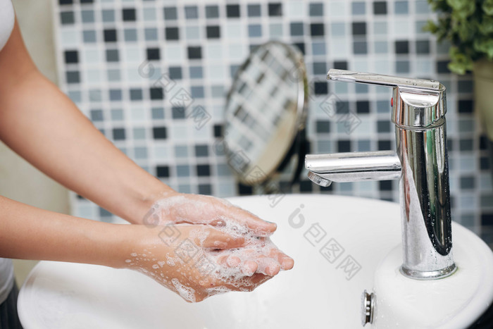 简约洗手的人摄影图