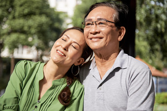 清新相互依靠的老年夫妻摄影图