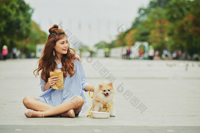 简约跟宠物狗一起的女孩摄影图