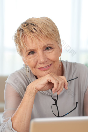 白种人的女人微笑退休的