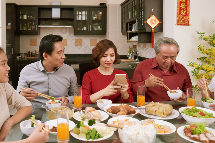 亮丽风格聚餐的家人摄影图