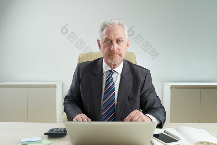 灰色调打电脑的老人摄影图