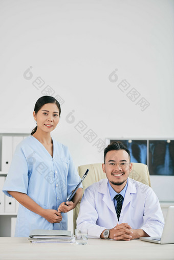 简约办公室的医护人员摄影图