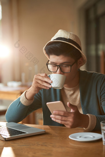 暖色调喝<strong>咖啡</strong>的男人摄影图