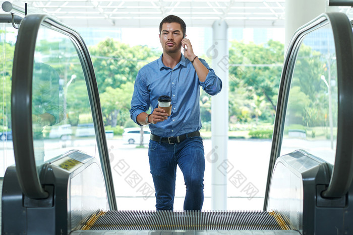 清新上滚动电梯的男人摄影图