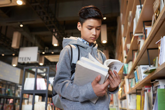 学校男孩图书馆教育