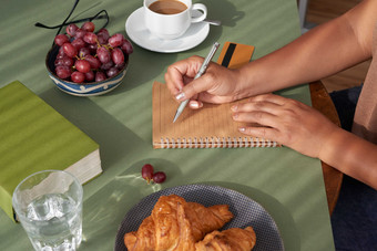 手写作笔记本电脑早餐