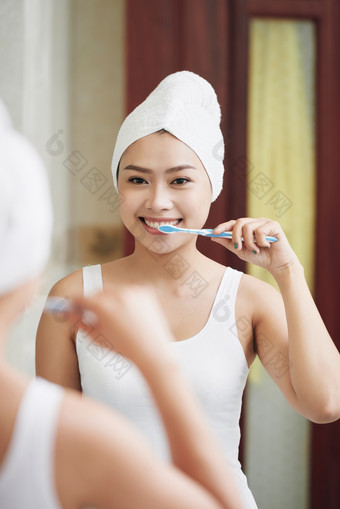深色调刷牙的女人摄影图
