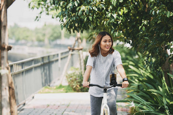 亚洲越南女人骑自行车