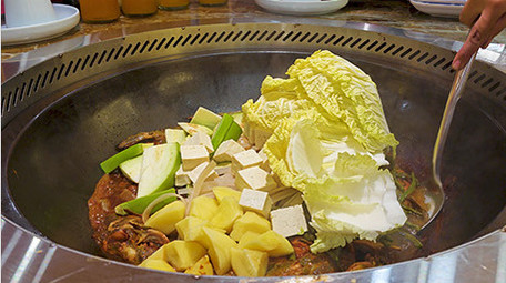 餐饮美食东北柴火灶铁锅炖锅气实拍