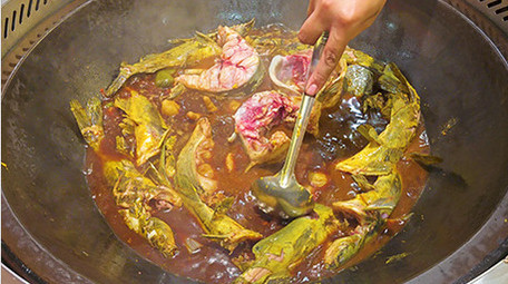 餐饮美食东北柴火灶铁锅炖锅气实拍