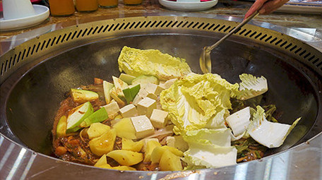 餐饮美食东北柴火灶铁锅炖锅气实拍