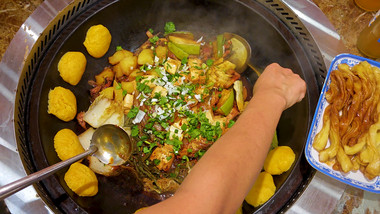 餐饮美食东北柴火灶铁锅炖锅气实拍
