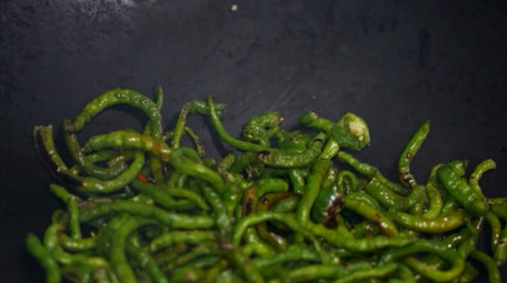 餐饮美食农村柴火炒菜4k实拍素材