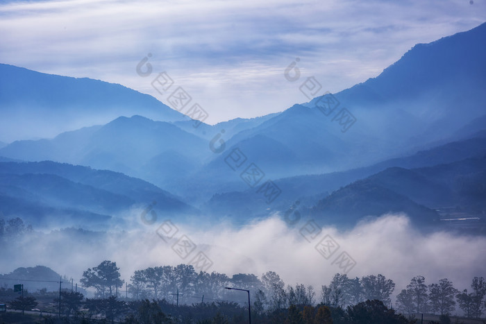 中国风写意山水画蓝色唯美云雾山川高清图片下载-包图网