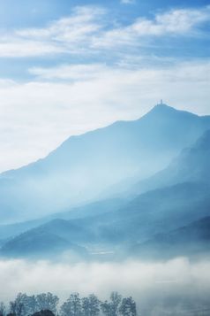 蓝色写意中国风山水画摄影图