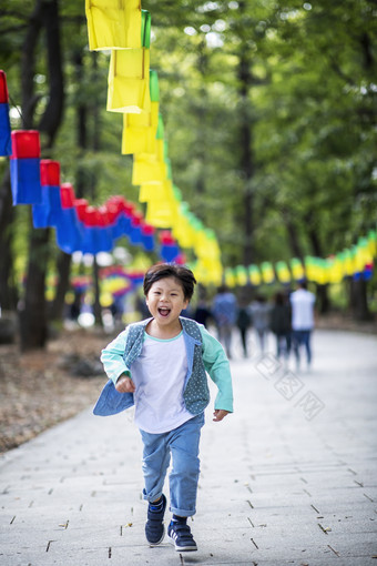 跑向父母的小孩